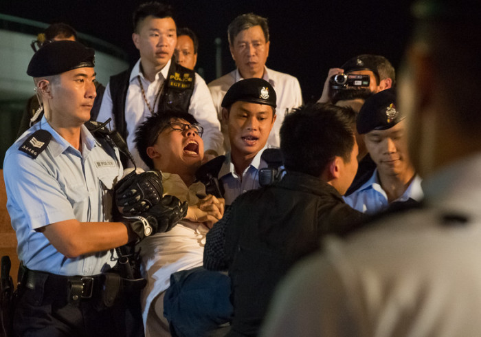  Joshua Wong wird von der Polizei festgenommen. Foto: epa/Roman Pilipey