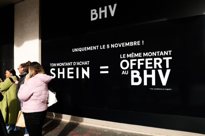 Ein Schild weist auf Eröffnungsangebote im ersten Shein-Store in Paris hin – die umstrittene Marke steht wegen Umwelt- und Ethikverstößen in der Kritik. Foto: epa/Teresa Suarez