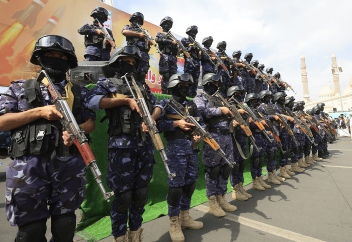 Huthi-Kämpfer sichern in Sanaa eine Demonstration gegen Saudi-Arabien vor dem Hintergrund wachsender Spannungen. Foto: EPA/Yahya Arhab