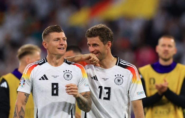 Toni Kroos (l.) und Thomas Müller von Deutschland feiern den Sieg im UEFA EURO 2024 Gruppenspiel A zwischen Deutschland und Schottland in München, Deutschland, 14. Juni 2024. Foto: epa-efe/Martin Divisek