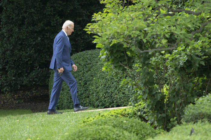US-Präsident Joe Biden geht auf dem South Lawn des Weißen Hauses spazieren. Foto: epa/Chris Kleponis / Pool