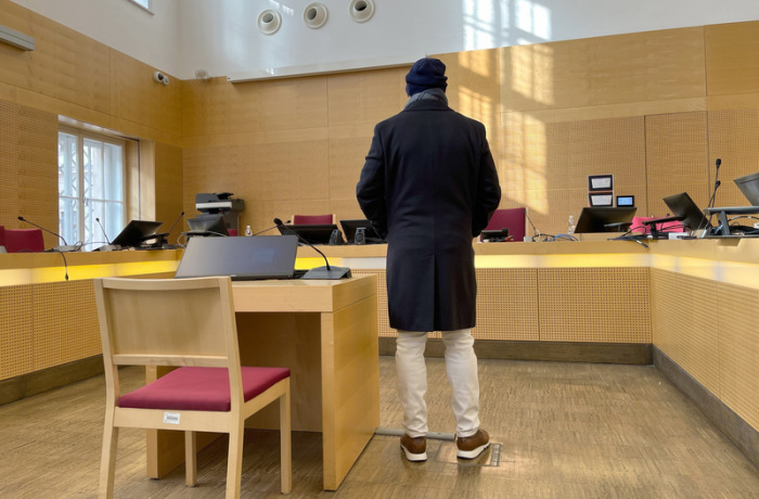 Der Angeklagte steht im Prozess um Drohungen gegen eine österreichische Ärztin im Gerichtssaal. Foto: Albert Otti/dpa