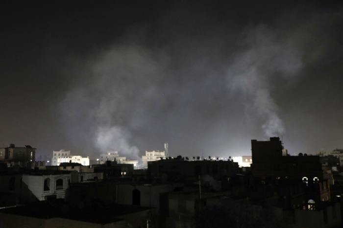 In Sana'a steigt nach US-Luftangriffen Rauch über Gebäuden auf. Foto: epa/Osamah Yahya