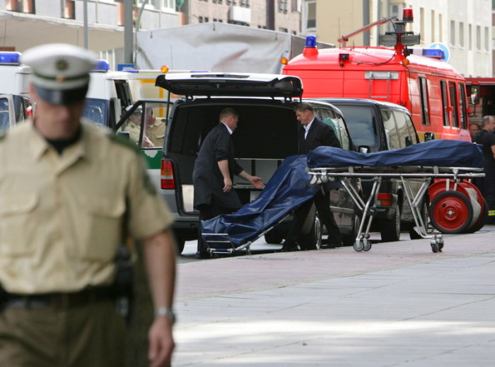  Abtransport der Opfer nach dem sechsfachen Mafia-Mord in einer Duisburger Pizzeria im August vor zehn Jahren. Foto: epa/Federico Gambarini