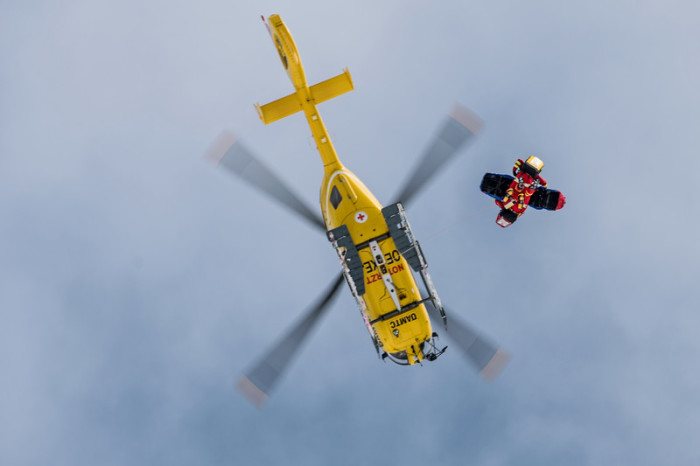  Das Bild zeigt einen österreichischen Helikopter bei einer Rettungsaktion. (Archivbild). Foto: epa/Christian Bruna
