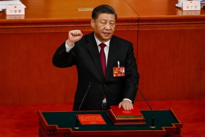 Xi Jinping, der chinesische Staatspräsident, legt während der dritten Plenartagung des Nationalen Volkskongresses (NVK) seinen Amtseid ab. Foto: epa/Mark R. Cristino