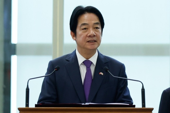 Taiwans Präsident Lai Ching-te spricht nach seiner Rückkehr von einer überraschenden Reise nach Eswatini am Flughafen Taoyuan. Foto: epa/Ritchie B. Tongo