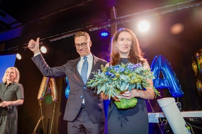 Alexander Stubb (L), Finnlands Präsidentschaftskandidat, feiert mit seiner Frau Suzanne Innes-Stubb (R) in Helsinki. Foto: epa/Jarno Kuusinen