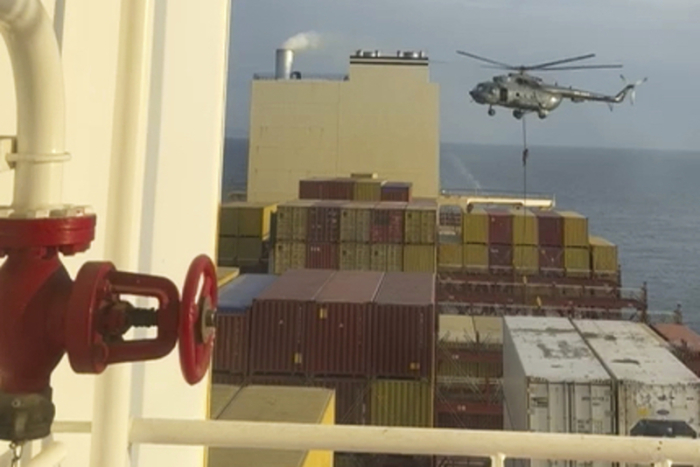 AP-Video zeigt iranischen Hubschrauberangriff auf Schiff in Straße von Hormus. Foto: Uncredited/Mideast Defense Official/ap/dpa