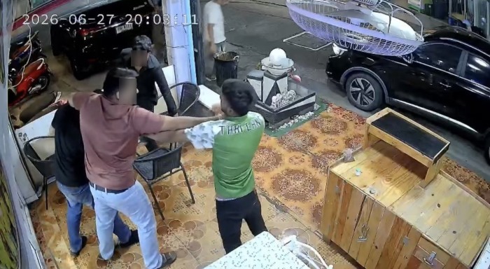 Überwachungskamera dokumentiert den Beginn des Zwischenfalls in einem Restaurant in Süd-Pattaya. Bild: TMN.TV