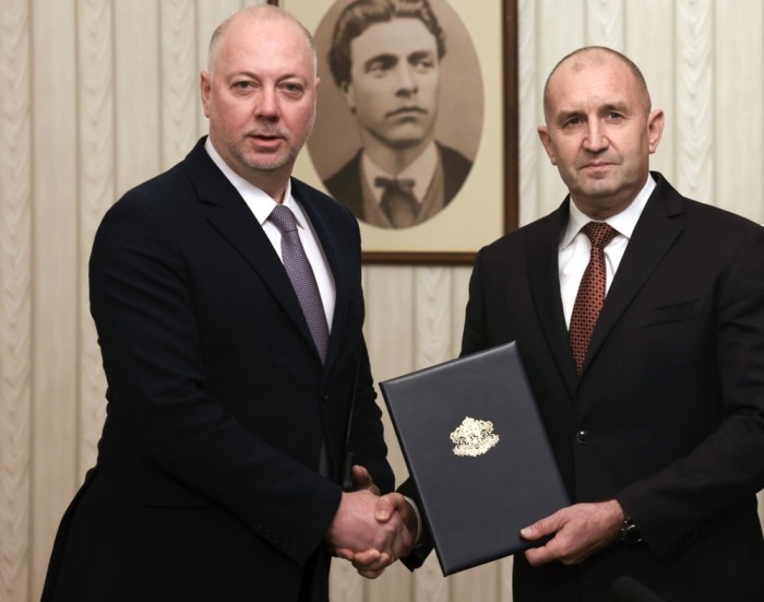 Bulgariens Präsident Rumen Radev (R) in Sofia. Foto: epa/Vassil Donev