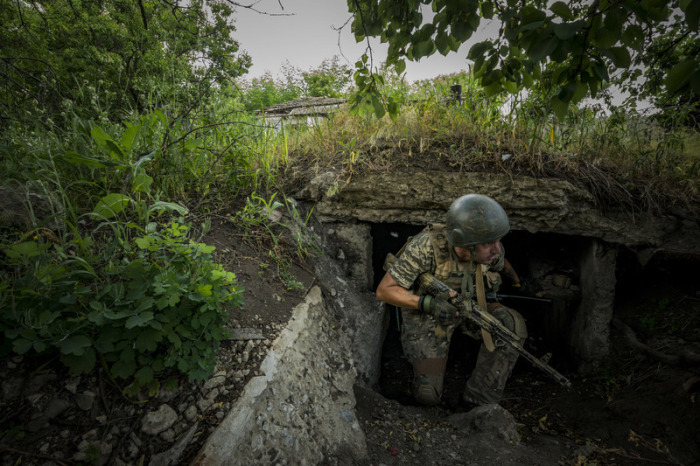 Ein ukrainischer Soldat geht bei gegenseitigem Beschuss von russischen und ukrainischen Streitkräften an der Frontlinie von Saporischschja in Deckung. Foto: Celestino Arce Lavin