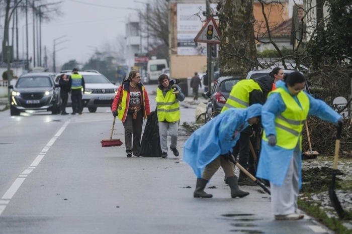 Freiwillige räumen nach dem Sturm Kristin in Embra in Marinha Grande Trümmer von den Straßen. Foto: epa/Carlos Barroso