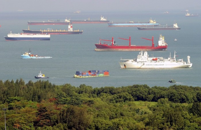  Vor Singapur ist bei dichtem Schiffsverkehr hohe Aufmerksamkeit gefordert, immer wieder kommt es zu Unfällen. Foto: epa/Jonathan Drake