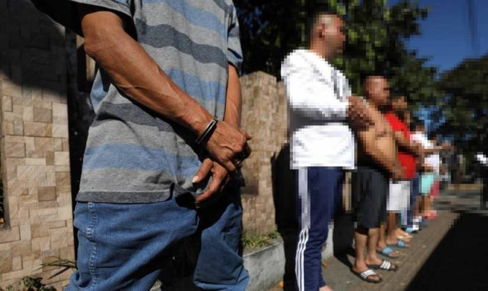 Die Behörden stellen die inhaftierten Bürger den Medien in San Salvador vor. Foto: epa/Miguel Lemus