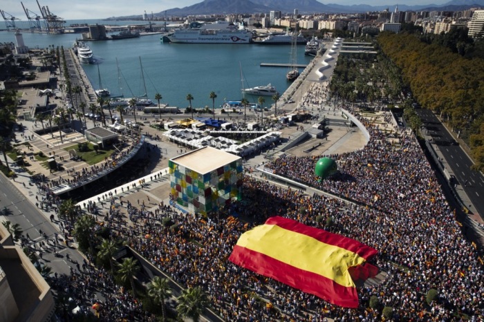 Demonstranten tragen eine riesige spanische Flagge. Foto: EPA-EFE/Jorge Zapata