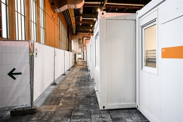 Die Eröffnung der neuen Flüchtlingsunterkunft am ehemaligen Flughafen Berlin-Tempelhof. Foto: epa/Filip Singer