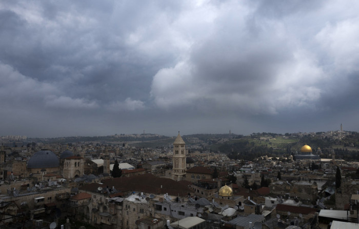 Ein Blick auf die Altstadt Jerusalems, wenn die Sonne auf den Felsendom (R) auf dem Tempelberg fällt, der auf Arabisch Hareem el-Sharif genannt wird. Foto: epa/Jim Hollander