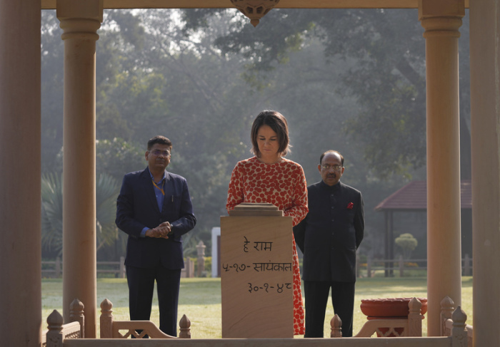 Außenministerin Annalena Baerbock (Bündnis90/Die Grünen) erweist dem Gandhi Smriti, dem Ort, an dem Mahatma Gandhi die letzten Tage seines Lebens verbrachte und ermordet wurde, Ehre. Foto: Manish Swarup