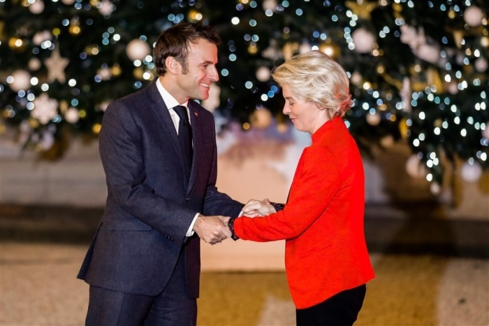 Der französische Präsident Emmanuel Macron (L) begrüßt die Präsidentin der Europäischen Kommission Ursula Von Der Leyen (R) vor einem Arbeitsessen im Elysee-Palast. Foto: epa/Teresa Suarez