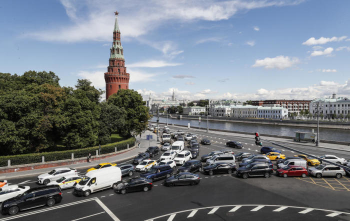 In der Nähe des Kremls in Moskau stehen Autos im Stau. Foto: epa/Yuri Kochetkov