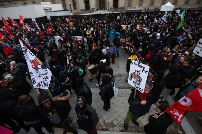 Menschen versammeln sich bei einer Kundgebung gegen das neue Einwanderungsgesetz der Regierung auf dem Place du Louvre in Paris. Foto: epa/Mohammed Badra