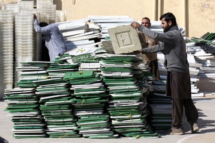 Die Stimmenauszählung wird am Tag nach den Parlamentswahlen in Pakistan fortgesetzt. Foto: epa/Arshad Arbab