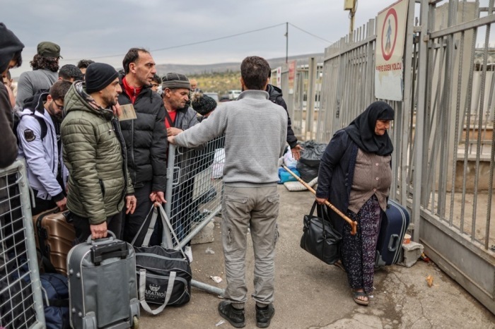 Syrische Migranten warten am Grenzübergang Cilvegozu auf die Einreise nach Syrien. Foto: epa/Erdem Sahin