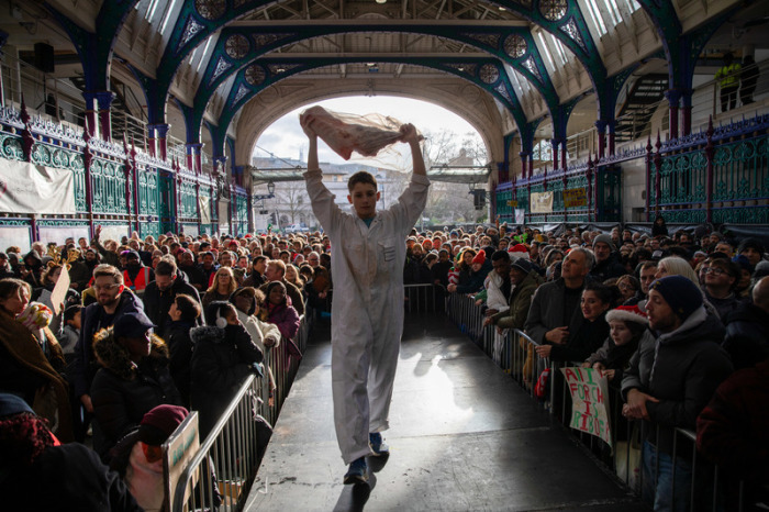 Ein Metzger präsentiert Fleisch auf dem Londoner Smithfield Market. Britische Fleischexporte in die EU sind seit dem Brexit stark zurückgegangen. Foto: James Willoughby/Sopa Images Via Zuma Press Wire/dpa