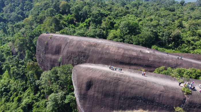 Hin Sam Wan – die „Drei Wal-Felsen“ – gehören zu den beeindruckenden Naturwundern in der Provinz Bueng Kan. Foto: Pond Thananat/Adobe Stock