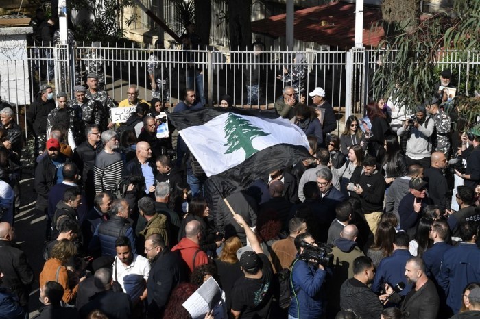 Demonstration vor dem Justizministerium in Beirut. Foto: epa/Wael Hamzeh