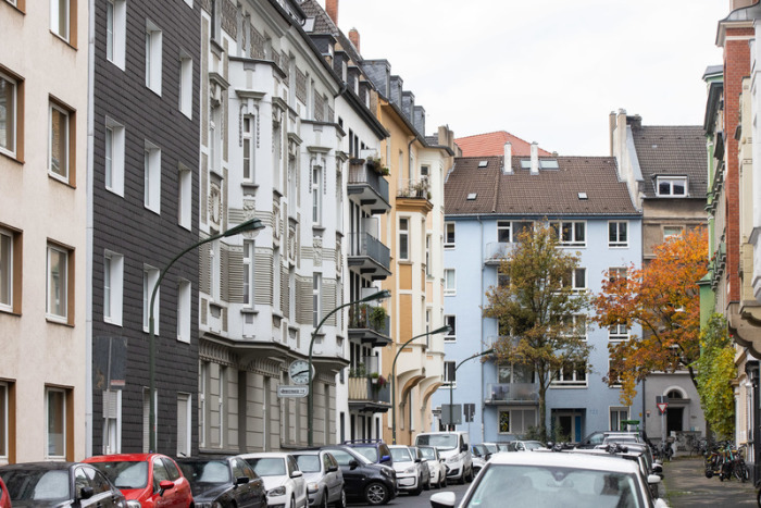 Wohnhäuser in einer Straße. Viele Mieter sind auch in Nordrhein-Westfalen erheblich unter Druck. Foto: Marcel Kusch/dpa