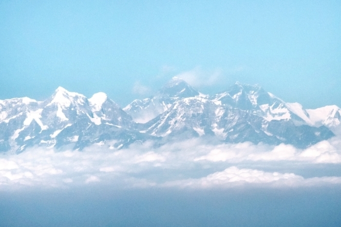Blick aus dem Flugzeug auf das Himalaya-Gebirge mit dem Mount Everest. Foto: Sina Schuldt/dpa