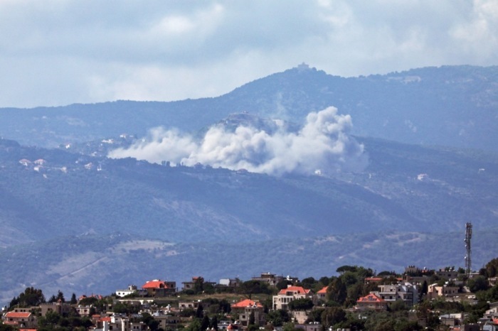 Rauch steigt nach einem israelischen Angriff im Südlibanon auf, aufgenommen von der israelischen Seite der Grenze in Obergaliläa. Foto: epa/Atef Safadi