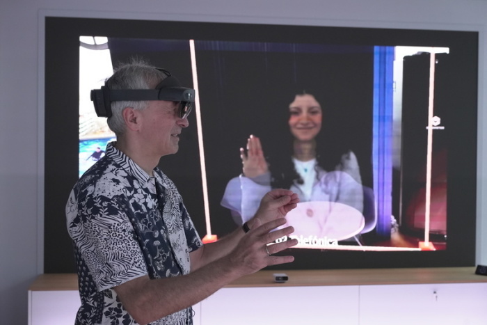 Karsten Erlebach, O2-Innovationsmanager, spricht via VR-Brille mit seiner Kollegin Fadia Abedrubh, die er in der Brille plastisch als Hologramm sieht. Foto: Barbaros Bulgurcu/O2 Telefonica/dpa