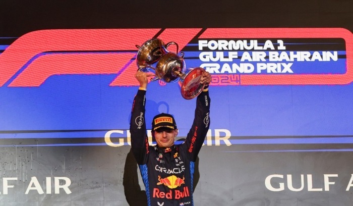 Red Bull Racing-Pilot Max Verstappen aus den Niederlanden hebt die Trophäe auf dem Podium nach seinem Sieg beim Großen Preis von Bahrain auf dem Bahrain International Circuit in Sakhir. Foto: epa/Ali Haider