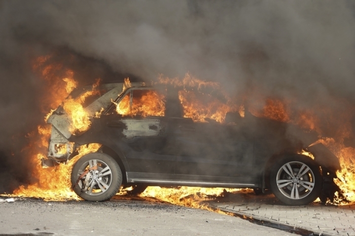 Rauch und Flammen steigen aus einem brennenden Fahrzeug auf, das beim Beschuss durch Streitkräfte beschädigt wurde. Foto: Alexei Alexandrov/Ap/dpa