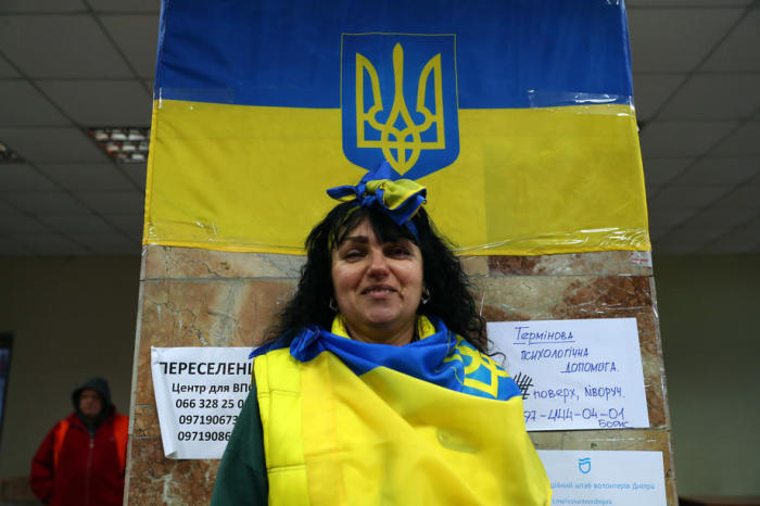 Liana, eine Freiwillige, posiert mit der ukrainischen Flagge, während sie im logistischen Hauptquartier für die ukrainische Armee, den Zivilschutz und die Flüchtlingshilfe in der Region Dnipro arbeitet. Foto: epa/Nuno Veiga