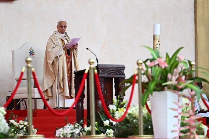 Papst Leo XIV. feiert im Stadion von Malabo eine Messe während seiner Reise nach Äquatorialguinea. Tausende Gläubige nehmen daran teil. Foto: epa/Luca Zennaro
