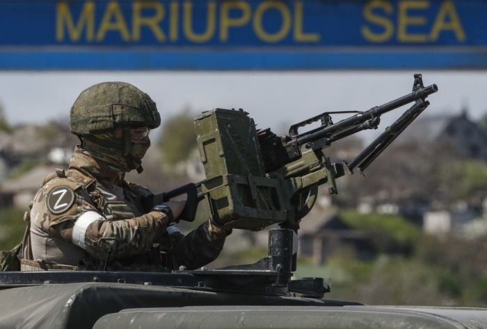 Ein russischer Soldat auf dem Gelände des Frachthafens in Mariupol. Foto: epa/Sergei Ilnitsky