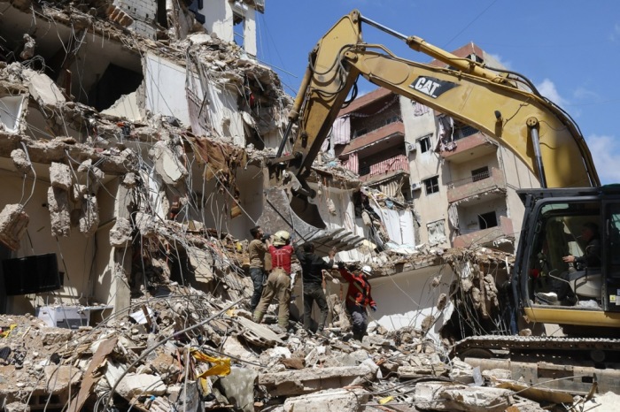 Rettungskräfte arbeiten in den Trümmern eines beschädigten Gebäudes in den südlichen Vororten von Beirut nach einem Luftangriff. Foto: epa/Wael Hamzeh