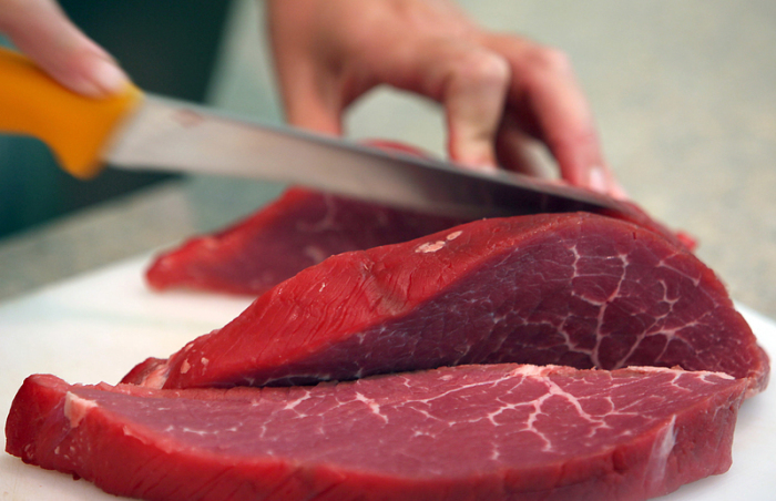 Rindfleisch wird geschnitten. Italien ist das erste Land in Europa, das die Herstellung und den Verkauf von Laborfleisch einführt. Foto: Oliver Berg/dpa