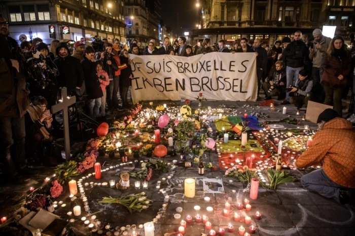 Menschen gedenken am Brüsseler Börsenplatz der Opfer der Terroranschläge vom 22. März 2016. Foto: EPA/Christophe Petit Tesson