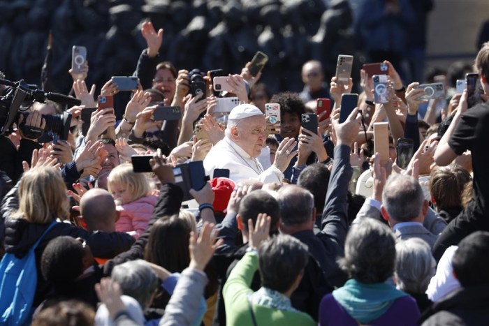 Papst Franziskus grüßt die Gläubigen während der Ostermesse auf dem Petersplatz. EPA-EFE/FABIO FRUSTACI