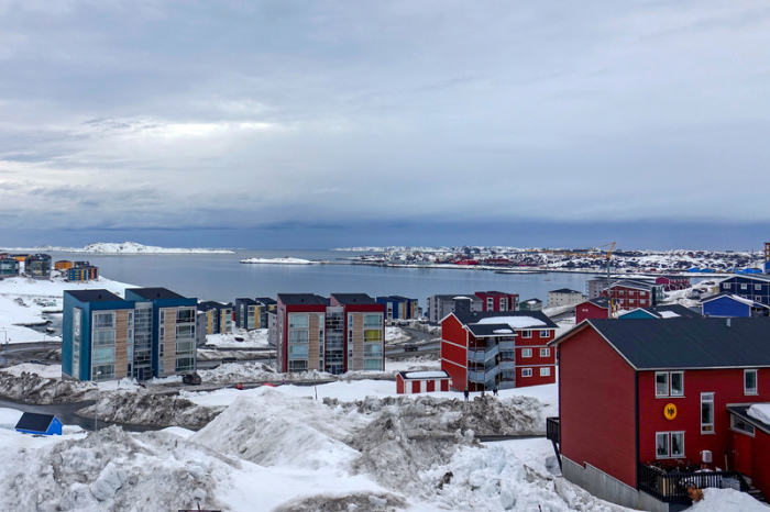 Schnee liegt in der Hauptstadt Grönlands. Foto: Julia Wäschenbach/dpa