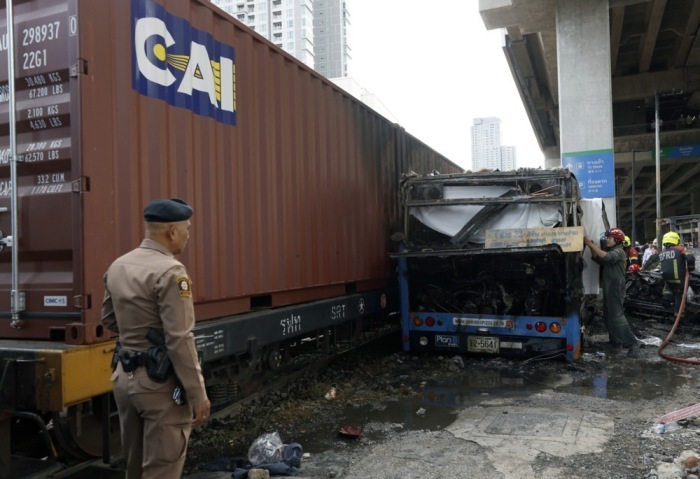 Rettungskräfte und Ermittler sichern nach der tödlichen Kollision zwischen einem Güterzug und einem Linienbus die Unfallstelle am Bahnübergang nahe der Makkasan-Airport-Rail-Link-Station in Bangkok. Foto: epa/Rungroj Yongrit