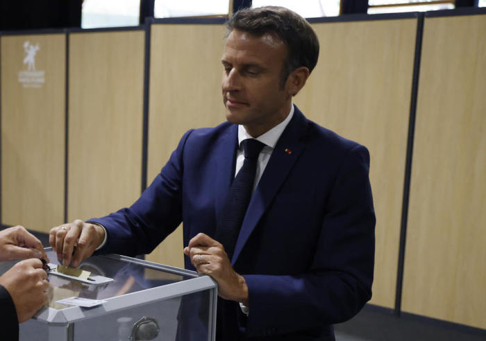 Der französische Präsident Macron stimmt in der ersten Runde der Parlamentswahlen ab. Foto: epa/Ludovic Marin / Pool