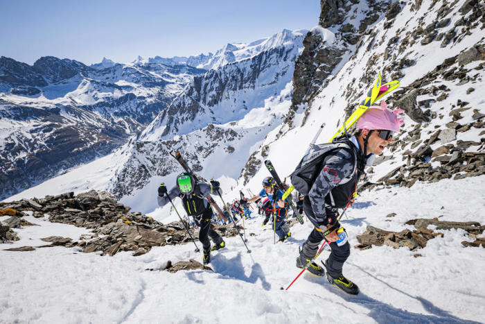 Die Teilnehmer besteigen den Gipfel der Rosablanche (3.191 m ü.d.M.) während des 22. Glacier Patrol Rennens in den Bergen zwischen Zermatt und Verbier. Foto: epa/Valentin Flauraud
