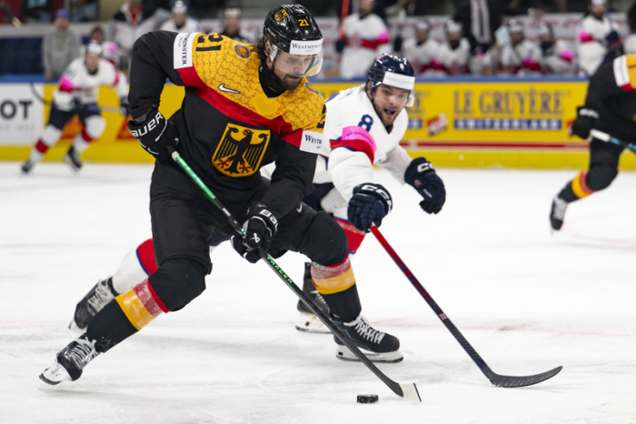 Großbritannien, Vorrunde, Gruppe A, Gruppenspielrunde, Deutschlands Nicolas Krammer (vorne) kämpft um den Puck gegen Großbritanniens Bradley Jenion. Foto: Andreas Becker/Keystone/dpa