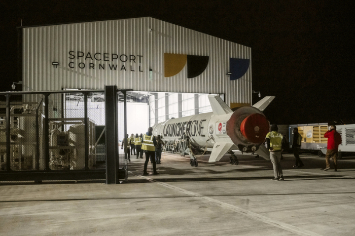 Dieses undatierte Foto, das von Virgin Orbit zur Verfügung gestellt wurde, zeigt die LauncherOne-Rakete in einem Hangar im Spaceport Cornwall am Flughafen Cornwall. Foto: Uncredited/Virgin Orbit/ap/dpa